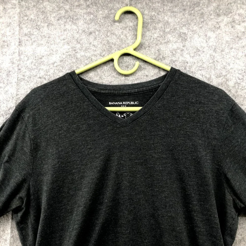 Banana Republic Short Sleeve T Shirt Mens M V-Neck Charcoal Gray‎ Eco Wash